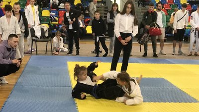 Змагання серед дівчат Змагання серед дівчат