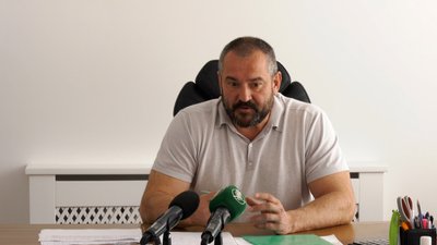 Ремонтують дахи і склять вікна: хмельницькі комунальники приїхали до Чернігова відновлювати пошкоджені будинки Ремонтують дахи і склять вікна: хмельницькі комунальники приїхали до Чернігова відновлювати пошкоджені будинки