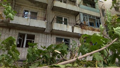 Пошкоджені будинки й дитсадок, поранена жінка. Як Марганець на Дніпропетровщині оговтується після обстрілів з "Градів" Пошкоджені будинки й дитсадок, поранена жінка. Як Марганець на Дніпропетровщині оговтується після обстрілів з "Градів"
