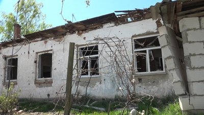 "Як її не вбило, не знаю" — мешканці селища Вороніж про обстріл літаками РФ "Як її не вбило, не знаю" — мешканці селища Вороніж про обстріл літаками РФ