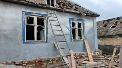 “Пережив одну війну, ще й цю довелось переживати”. Снаряд РФ влучив у подвір'я жителя села Бояро-Лежачі на Сумщині