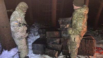 На Буковині пострілами зупиняли людей, яких підозрюють у контрабанді. Одного затримали На Буковині пострілами зупиняли людей, яких підозрюють у контрабанді. Одного затримали
