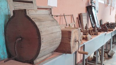 Експонати — це речі місцевих жителів, які вони або подарували музею, або віддали на тимчасове зберігання Експонати — це речі місцевих жителів, які вони або подарували музею, або віддали на тимчасове зберігання