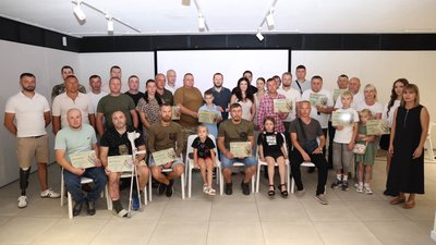 У залі зібралися військовослужбовці, ветерани та їхні родини, Хмельницький