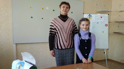 "У малюнках я передаю свої мрії". Десятирічна переселенка продала свої роботи, щоб допомогти ЗСУ "У малюнках я передаю свої мрії". Десятирічна переселенка продала свої роботи, щоб допомогти ЗСУ