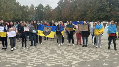 У Миколаєві родичі військових 123 бригади ТРО вийшли на акцію протесту У Миколаєві родичі військових 123 бригади ТРО вийшли на акцію протесту