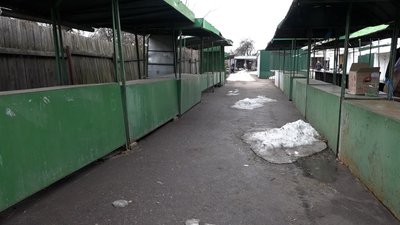 У Чернігові почали демонтаж квіткових яток біля «Дитячого світу» У Чернігові почали демонтаж квіткових яток біля «Дитячого світу»