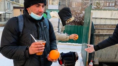 Теплотраси, звалища, люки. У Кропивницькому безпритульним розвозили гарячу їжу