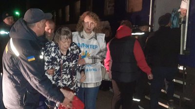 На Житомирщину черговим евакуаційним потягом приїхали 17 жителів Донеччини, дві третини з них — люди з інвалідністю На Житомирщину черговим евакуаційним потягом приїхали 17 жителів Донеччини, дві третини з них — люди з інвалідністю