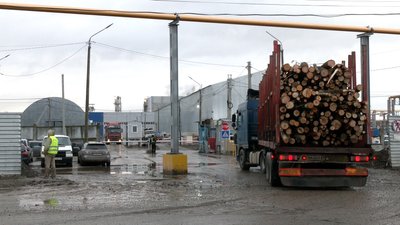 У селі біля Рівного вантажівки псують дорогу до заводу. Що робить громада і підприємство