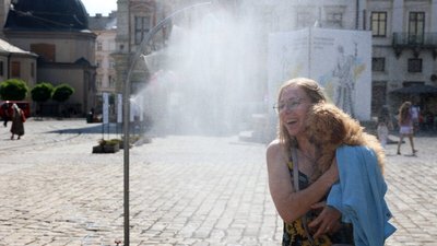 Розпилювач води на площі Ринок у Львові