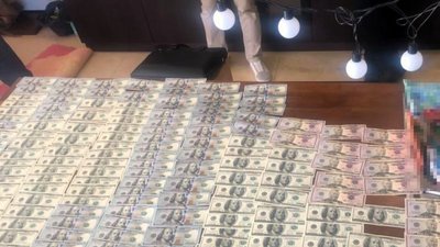 У Дніпрі викрили посадовців міськради, які організували незаконний виїзд за кордон для своєї підлеглої У Дніпрі викрили посадовців міськради, які організували незаконний виїзд за кордон для своєї підлеглої