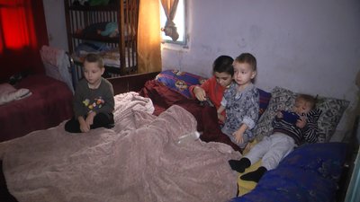 Діти сплять на одному ліжку. Діти сплять на одному ліжку.