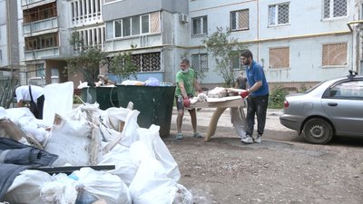 У Харкові волонтери допомагають власникам зруйнованих обстрілами квартир