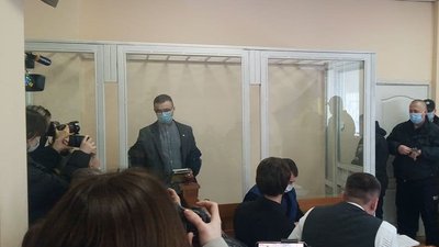 Справа про напад: Стерненка привезли до суду, під будівлею чергує поліція Справа про напад: Стерненка привезли до суду, під будівлею чергує поліція