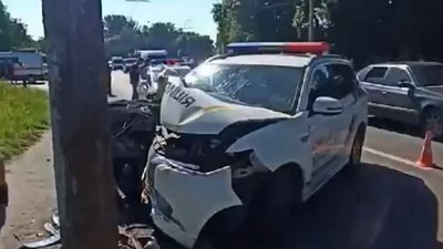 Одного з травмованих у ДТП патрульних підключили до апарату ШВЛ Одного з травмованих у ДТП патрульних підключили до апарату ШВЛ