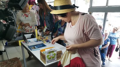 Волонтери у Полтаві сортують сміття і віддають гроші на армію Волонтери у Полтаві сортують сміття і віддають гроші на армію