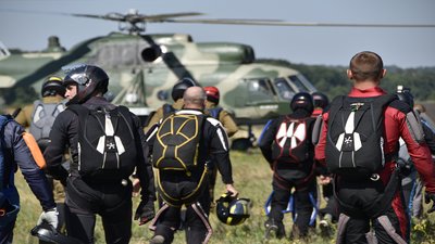У Кропивницькому стартували змагання з парашутного спорту У Кропивницькому стартували змагання з парашутного спорту