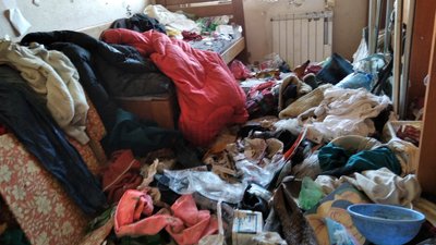 У Житомирі мешканці багатоповерхівки скаржаться на сусіда, який збирає сміття в квартирі У Житомирі мешканці багатоповерхівки скаржаться на сусіда, який збирає сміття в квартирі