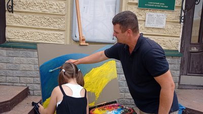 У Сумах створюють патріотичну фотозону для містян У Сумах створюють патріотичну фотозону для містян
