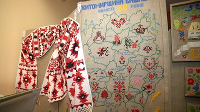 Вихованці гуртка "Українська народна вишивка" вишили карту Житомирської області Вихованці гуртка "Українська народна вишивка" вишили карту Житомирської області