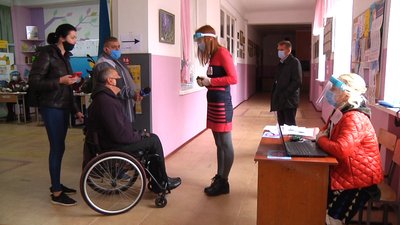У Житомирі виборця на візку підіймали спостерігачі, бо дільницю облаштували на другому поверсі У Житомирі виборця на візку підіймали спостерігачі, бо дільницю облаштували на другому поверсі