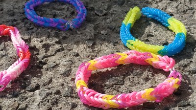 У Полтаві 10-річний харків’янин допомагає військовим – плете і продає браслети У Полтаві 10-річний харків’янин допомагає військовим – плете і продає браслети