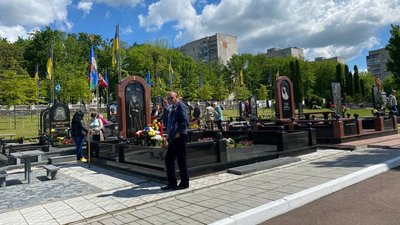 У Житомирі в День Героїв вшанували пам'ять загиблих воїнів У Житомирі в День Героїв вшанували пам'ять загиблих воїнів