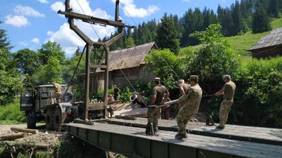 У Верховині встановили 10-метрову тимчасову переправу через Чорний Черемош У Верховині встановили 10-метрову тимчасову переправу через Чорний Черемош
