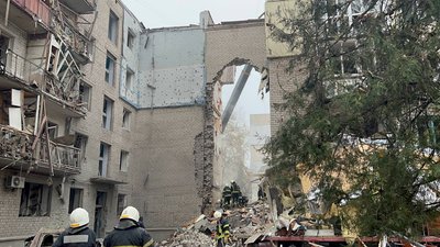 "У невістки сьогодні день народження, віримо, що вона жива" — рідні мешканців зруйнованого ракетою будинку в Миколаєві