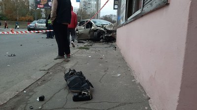 Зіткнення двох авто у Харкові: машина врізалася у зупинку, є травмовані