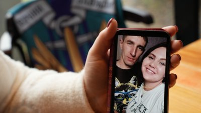 "Впізнала по руках та шкарпетках": дружина військовополоненого з Миколаївщини пережила окупацію та чекає на чоловіка "Впізнала по руках та шкарпетках": дружина військовополоненого з Миколаївщини пережила окупацію та чекає на чоловіка