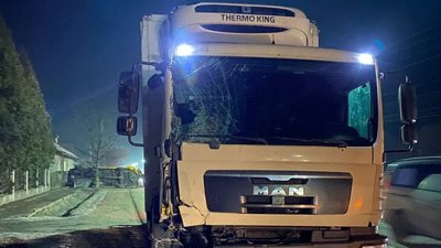 У Чернівцях в аварії перекинувся мікроавтобус. Рух ускладнений