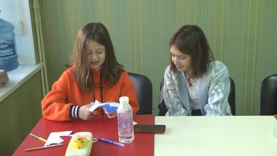 Анастасія Уварова на гуртку виготовляє зимового янгола з паперу. Анастасія Уварова на гуртку виготовляє зимового янгола з паперу.