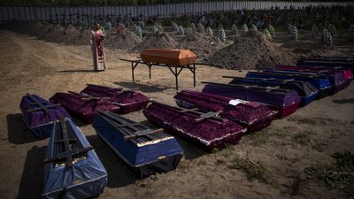 У Бучі поховали 13 людей померлих під час окупації, тіла яких ніхто не забрав У Бучі поховали 13 людей померлих під час окупації, тіла яких ніхто не забрав
