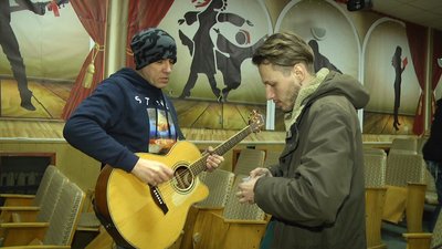 Хмельницькі музиканти, колеги Євгенія Панкратова, кажуть, що не могли не відгукнутися на його прохання про допомогу. Фото: Суспільне. Поділля. Хмельницькі музиканти, колеги Євгенія Панкратова, кажуть, що не могли не відгукнутися на його прохання про допомогу. Фото: Суспільне. Поділля.