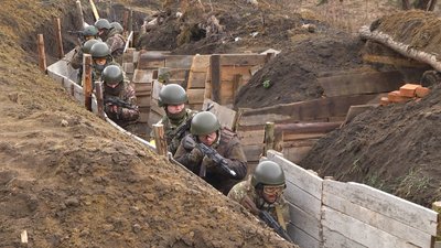 Під час тренувань нацгвардійців готують до атаки окопів умовного противника Під час тренувань нацгвардійців готують до атаки окопів умовного противника
