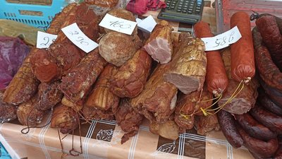 На ринку люди купують до свят м'ясні вироби На ринку люди купують до свят м'ясні вироби