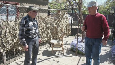 90-річний Сергій Вознюк з Вінниччини плете маскувальні сітки для захисників України 90-річний Сергій Вознюк з Вінниччини плете маскувальні сітки для захисників України