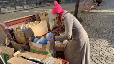 Новорічну ялинку в Берегові на Закарпатті завершать прикрашати до неділі