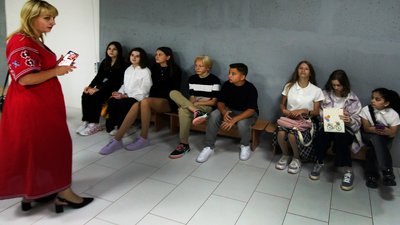 Вчителька та учні у шкільному бомбосховищі в одній зі шкіл у Бучі (Київська область), 1 вересня 2022 р. Вчителька та учні у шкільному бомбосховищі в одній зі шкіл у Бучі (Київська область), 1 вересня 2022 р.