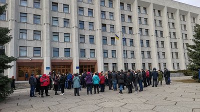 Вони вийшли на пікет, аби висловити своє невдоволення щодо закриття ринків Вони вийшли на пікет, аби висловити своє невдоволення щодо закриття ринків