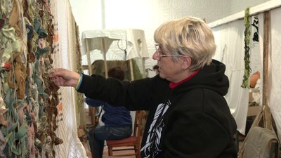 Сітки, кікімори, окопні свічки: як переселенці на Рівненщині допомагають ЗСУ Сітки, кікімори, окопні свічки: як переселенці на Рівненщині допомагають ЗСУ