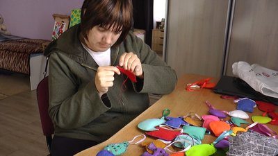 Створює вироби з фетру. Прикарпатка з інвалідністю Яна Хазанюк. СУСПІЛЬНЕ | ЛЮДИ
