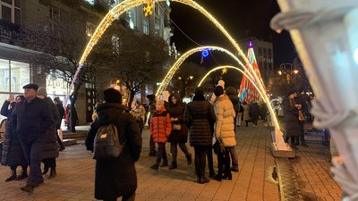 В Івано-Франківську засвітили головну ялинку В Івано-Франківську засвітили головну ялинку