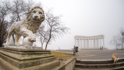 Туман, Одеса, скульптура лева, арка