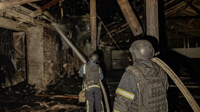 Рятувальники гасять пожежу на підприємстві у Чугуєві, що зайнялася внаслідок ударів