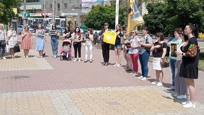 Понад 40 хмельничан вийшли на акцію підтримки українців, які перебувають у російському полоні Понад 40 хмельничан вийшли на акцію підтримки українців, які перебувають у російському полоні