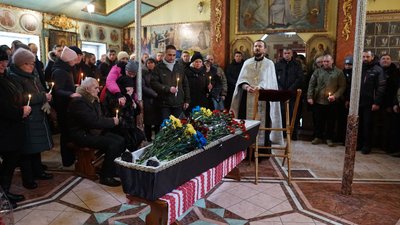 “Навіть після поранення був з посмішкою”: у Сумах попрощалися з Олексієм Ємельяненком “Навіть після поранення був з посмішкою”: у Сумах попрощалися з Олексієм Ємельяненком