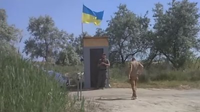 У курортному Лазурному на Херсонщині невідомі беруть з відпочивальників гроші за проїзд на пляж У курортному Лазурному на Херсонщині невідомі беруть з відпочивальників гроші за проїзд на пляж